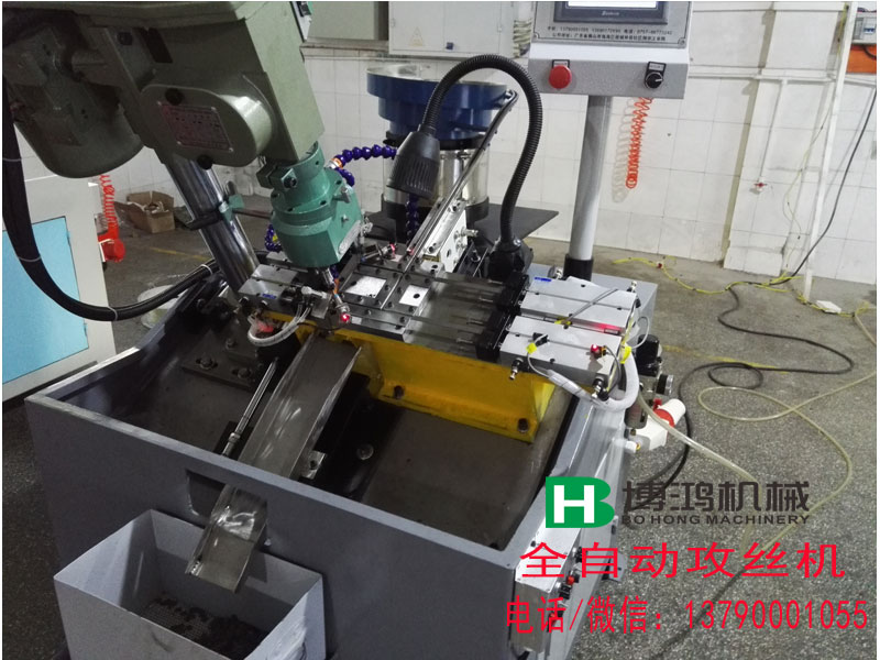 小方螺母首選沖壓件產(chǎn)品雙軸全自動攻絲機細(xì)節(jié)特寫1